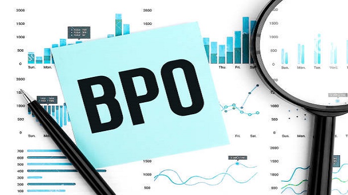 Texte BPO Business Process Outsourcing sur autocollant bleu, loupe, stylo, graphiques - externalisation du back-office - Activ Solutions