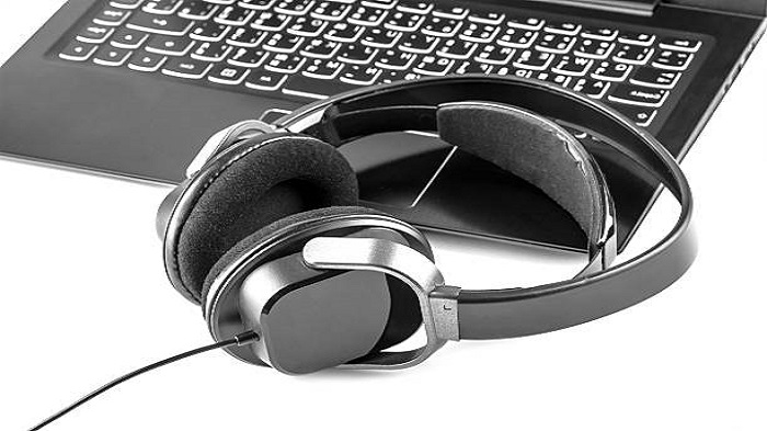 une casque sur les claviers d'un laptop - transcription audio - Activ Solutions