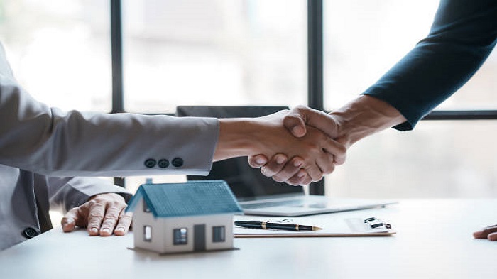 deux personnes se serrant les mains pour passer un accord - domicilier son entreprise à Madagascar - Activ Solutions
