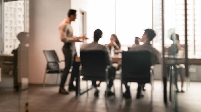une réunion d'équipe dans une salle de réunion - domiciliation de société - Activ Solutions