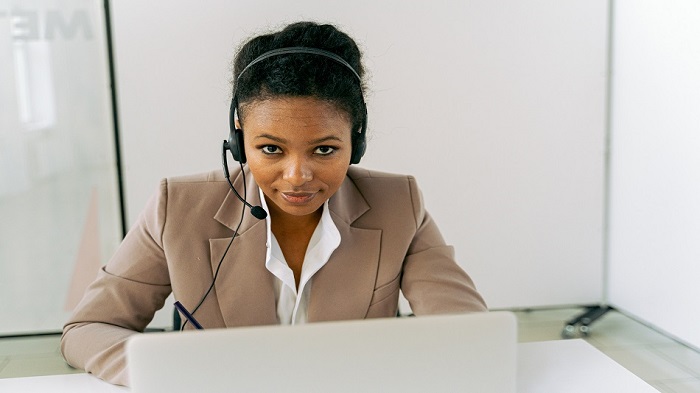téléopérateur sur son poste de travail-créer une société d'externalisation à Madagascar-activsolutions