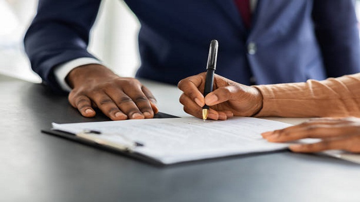 deux personnes qui passent un accord et signent un contrat - créer une société à Madagascar - créer une société à Madagascar 