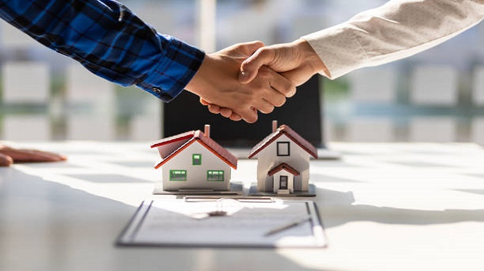 Les 2 parties se serrent la main une fois la signature du contrat terminé - contrat de domiciliation - Activ Solutions