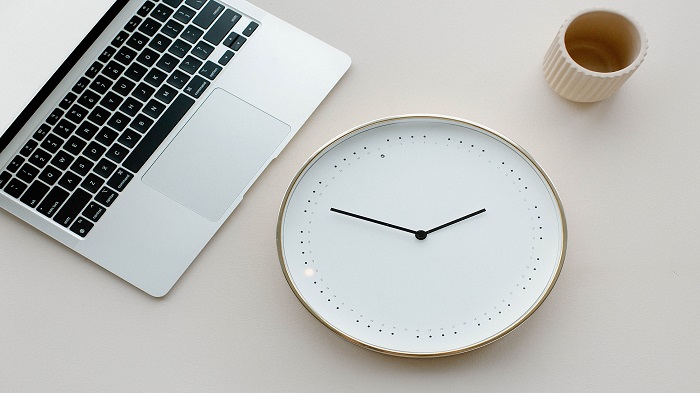 table de bureau-montre-ordinateur-externaliser en offshore-activsolutions