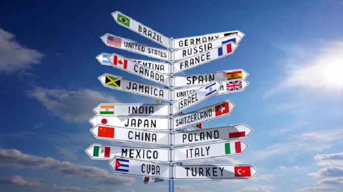 des pancartes indiquant différents pays - externalisation de services administratifs - activsolutions