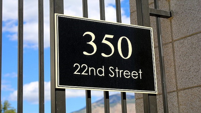 une plaque d'adresse - adresse de domiciliation - activsolutions