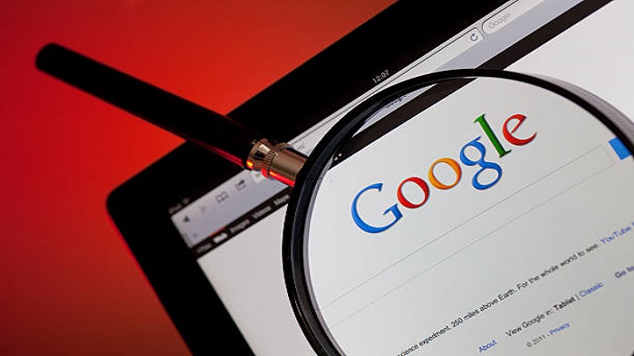 une loupe sur la barre de recherche Google - référencement naturel - Activ Solutions