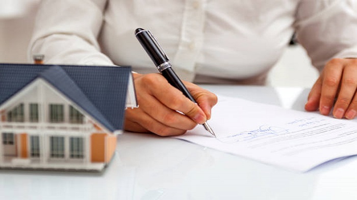 un homme signant un document - formes de domiciliation - Activ Solutions