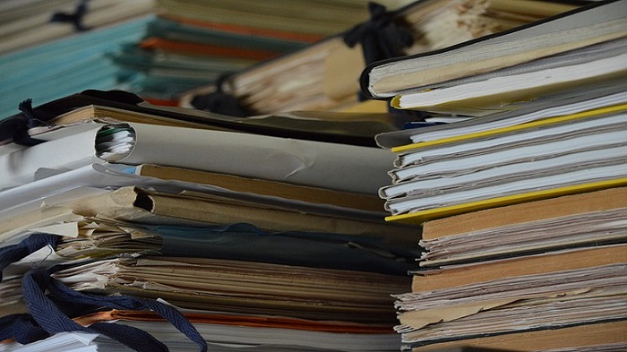 pile de dossiers-externalisation de services administratifs à Madagascar-activsolutions