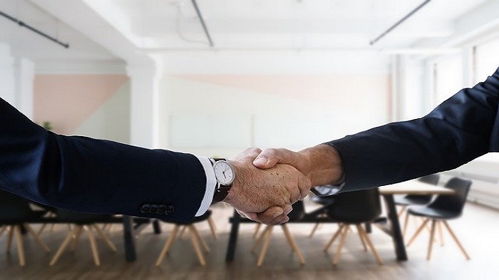 poignée de mains-service de portage salarial-activsolutions