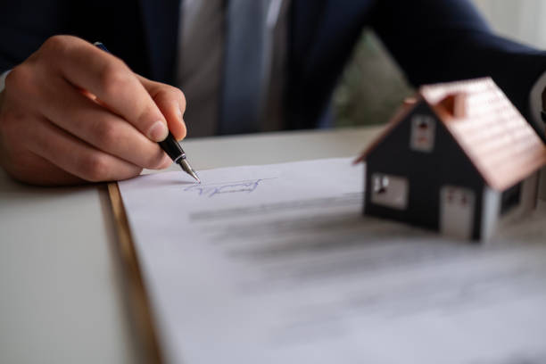 un homme signant un contrat - domiciliation d'entreprise - Activ Solution