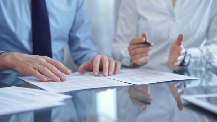 deux hommes d'affaires anonymes faisant une réunion - louer un bureau - Activ Solutions