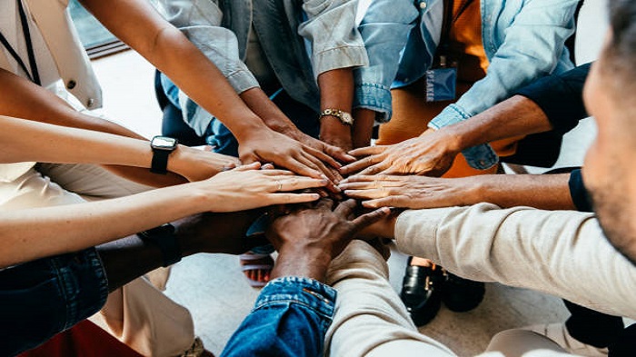 groupe diversifié de mains jointes symbolise le travail d'équipe et l'unité - bureaux de coworking - Activ Solutions