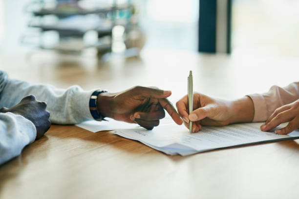 deux hommes d'affaires remplissant des documents - création de société à Madagascar - Activ Solutions