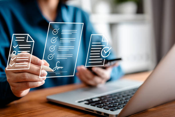 Femmes d'affaires utilisant un stylet pour signer un document sur un écran - créer une société en ligne - Activ Solutions