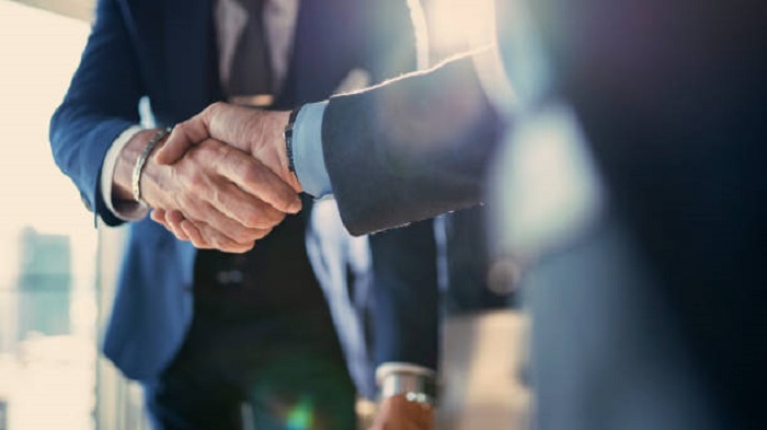 Réunion de partenariat commercial au bureau - délocalisation d'entreprise - Activ Solutions 