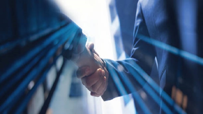 deux hommes d'affaires anonymes se serrant les mains - domiciliation commerciale - Activ Solutions