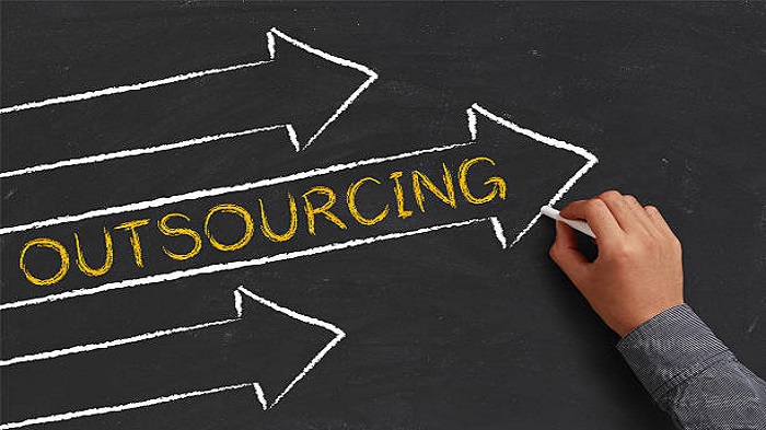 concept d'externalisation avec des flèches sur un tableau noir - externalisation administrative - Activ Solutions