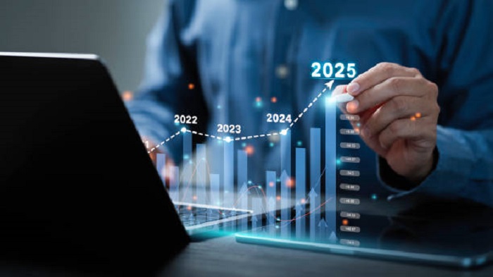 L'homme d'affaires analyse le graphique de la croissance du marché des tendances en 2025 - externalisation de gestion administrative - Activ Solutions