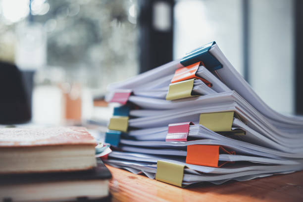 Les piles de documents qui traînent sur le bureau - externalisation de gestion administrative - Activ Solutions