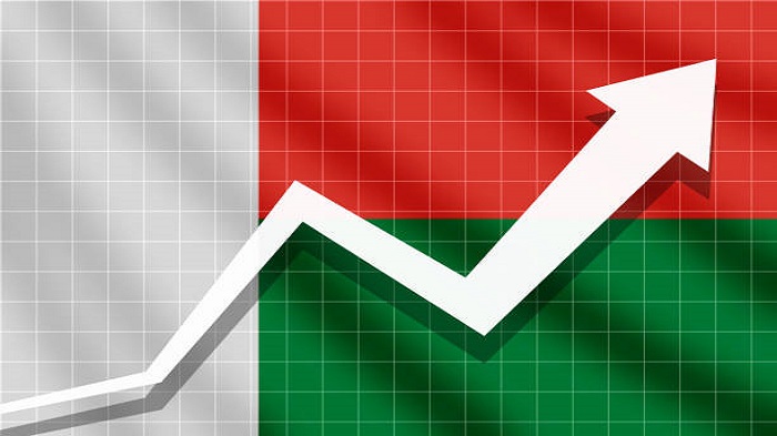 flèche poussant vers le haut sur le fond du drapeau de Madagascar - location de bureau dédié - Activ Solutions