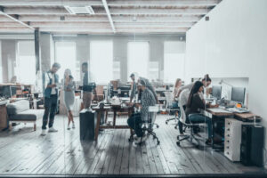 Groupe de jeunes travaillant ensemble dans un bureau créatif - location de bureau dédié