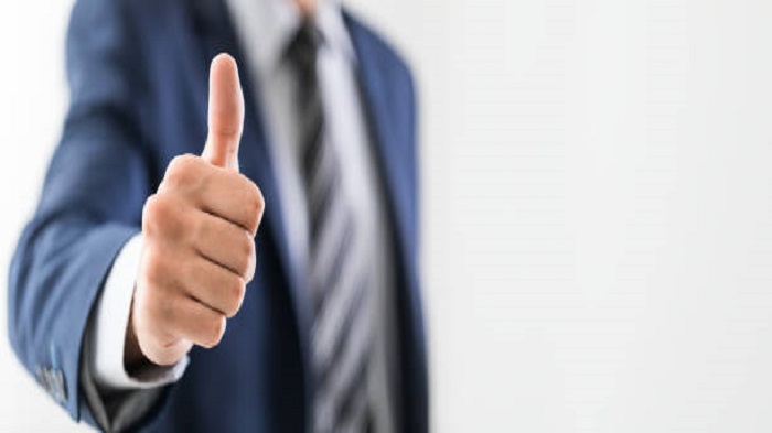 Un homme d'affaires fait un geste du pouce levé - portage salarial - Activ Solutions