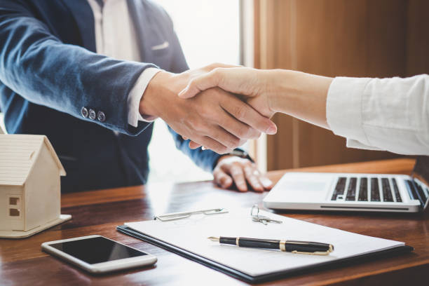 deux hommes d'affaires en train de serrer les mains pour passer un contrat - services de domiciliation - Activ Solutions