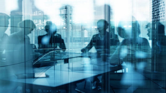Reflet de personnes sur une vitre - externalisation des entreprises - Activ Solutions