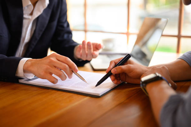 contrat indiquant au client masculin où signer - créer une entreprise à Madagascar - Activ Solutions