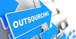 Flèche bleue avec slogan « Outsourcing » - externalisation offshore à Madagascar - Activ Solutions