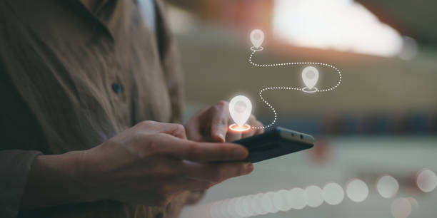 Main féminine utilisant le GPS de son smartphone - domicilier son entreprise à Madagascar - Activ Solutions