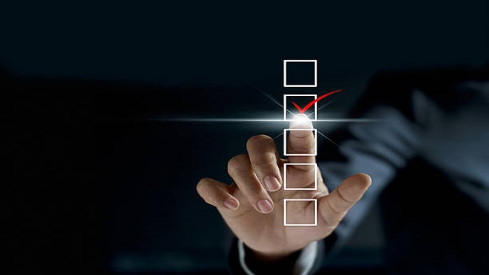 homme d'affaires cochant une case sur une liste - location et domiciliation de bureau - Activ Solutions