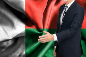 un homme d'affaires anonymes et drapeau de Madagascar - services externalisés - Activ Solutions