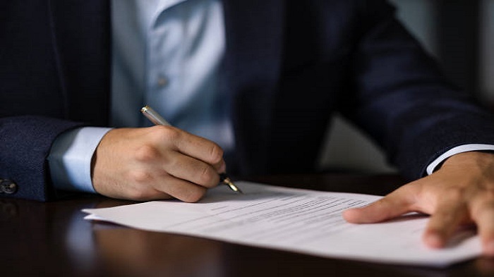 un homme d'affaires signant un document - bureaux flexibles Madagascar - Activ Solutions 