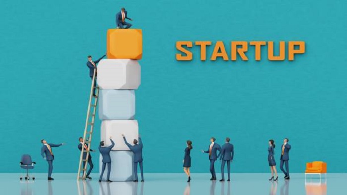 Des entrepreneurs manipulent d'immenses cubes, les déplacent, élaborent des graphiques - location de bureau pour startup - Activ Solutions