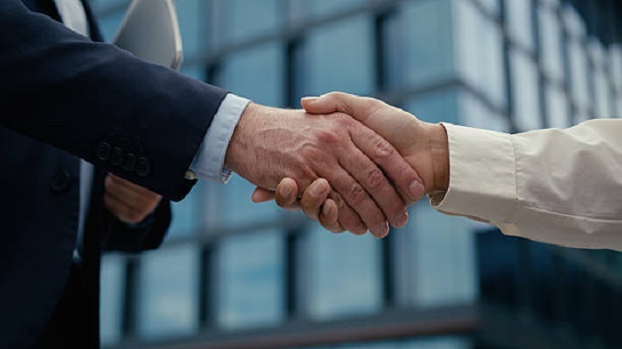deux personnes se serrant les mains - création d'entreprise à Madagascar - Activ Solutions