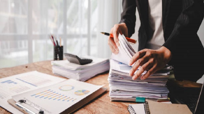 Les employés qui travaillent avec des documents - Registre du commerce Madagascar - Activ Solutions